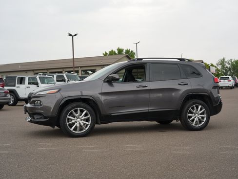 Used 2018 Jeep Cherokee Latitude AWD/4WD image 6