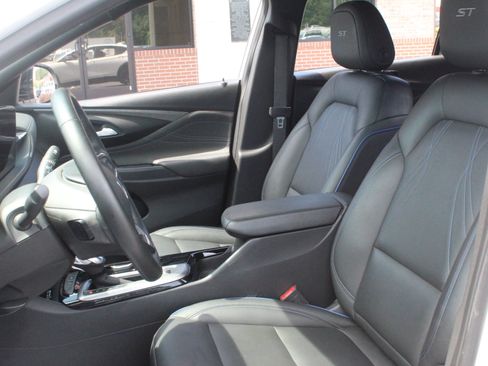 Used 2024 Buick Envista Sport Touring w/ Convenience I Package FWD image 13