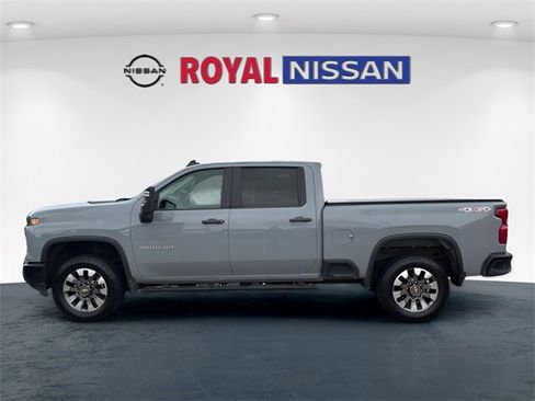 Used 2024 Chevrolet Silverado 2500 Custom w/ Custom Value Package image 4