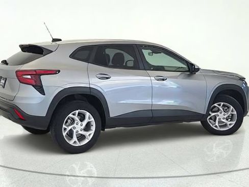 Used 2024 Chevrolet Trax LS w/ LS Convenience Package FWD image 6