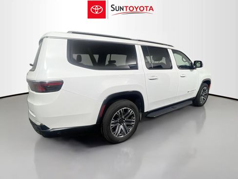 Used 2023 Jeep Wagoneer L Series II image 4