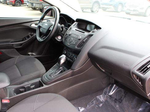 Used 2016 Ford Focus SE w/ SE Power Seat Package FWD image 27
