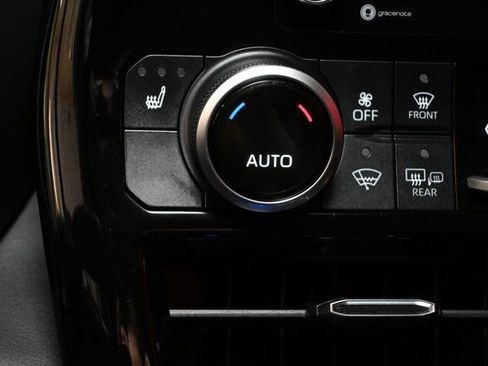 Used 2021 Toyota Highlander XLE image 12