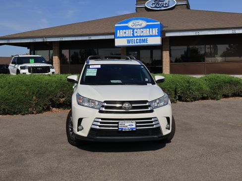 Used 2018 Toyota Highlander XLE AWD/4WD image 8