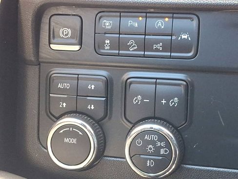Used 2025 Chevrolet Suburban Z71 AWD/4WD image 25