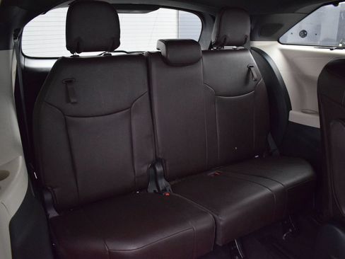 Used 2024 Toyota Sienna Platinum AWD/4WD image 12