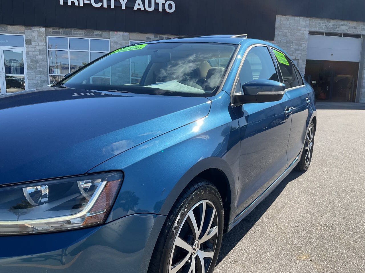 Used 2017 Volkswagen Jetta SE FWD image 2