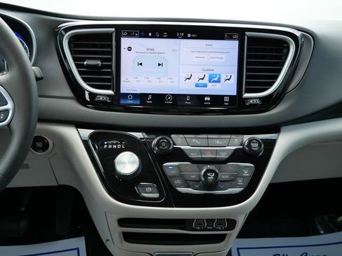 Used 2023 Chrysler Pacifica Touring-L FWD image 10