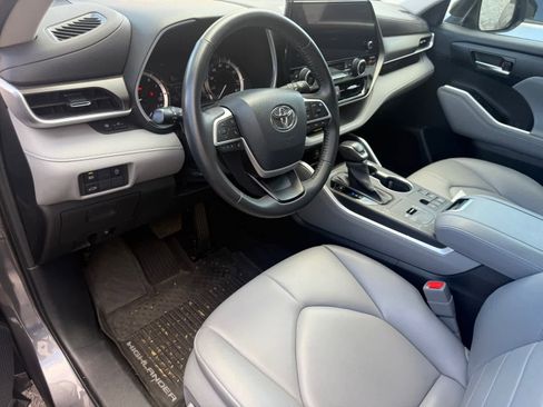 Used 2023 Toyota Highlander XLE image 16