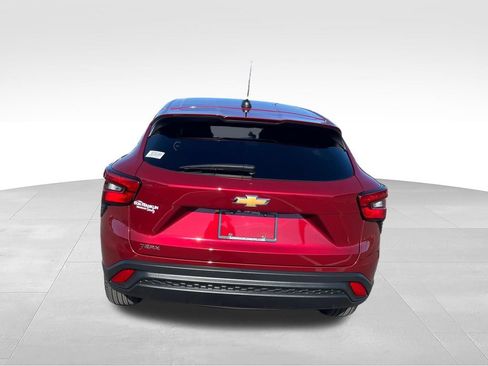 Used 2025 Chevrolet Trax LS FWD image 4