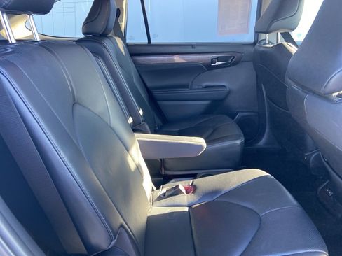 Used 2023 Toyota Highlander Limited image 7