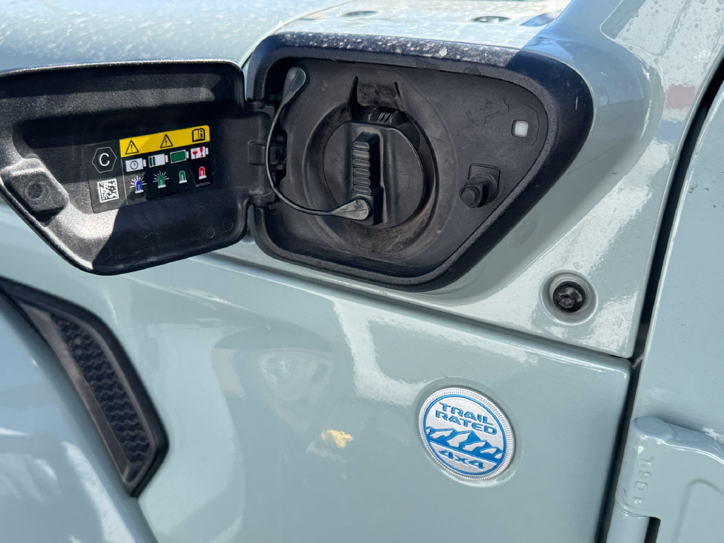 Used 2024 Jeep Wrangler Unlimited Sahara w/ Technology Group AWD/4WD image 18