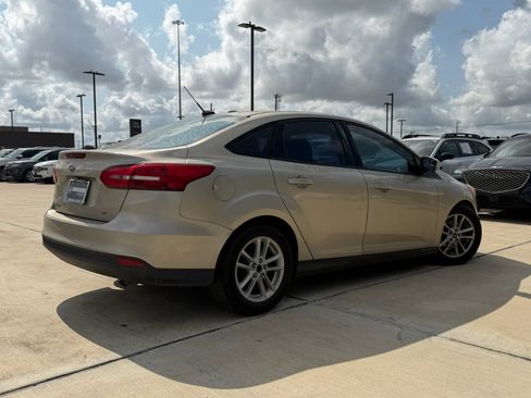 Used 2018 Ford Focus SE FWD image 6