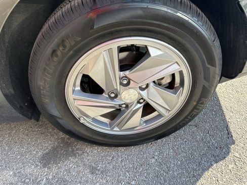 Used 2025 Hyundai Elantra SE w/ Cargo Package image 3