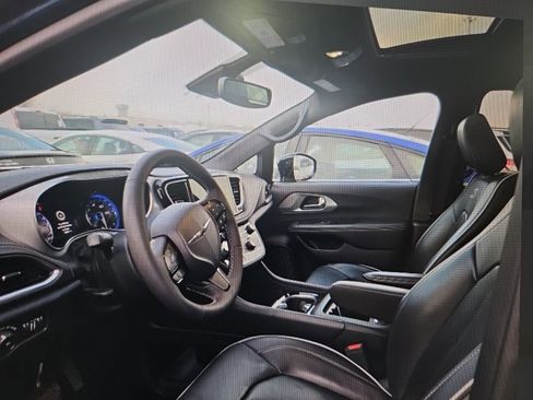 Used 2025 Chrysler Pacifica Limited image 5