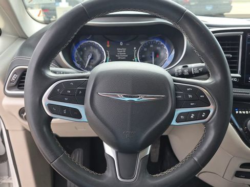 Used 2022 Chrysler Pacifica Touring-L w/ Uconnect Theater Family Group FWD image 14