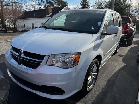 Used 2016 Dodge Grand Caravan SXT image 2