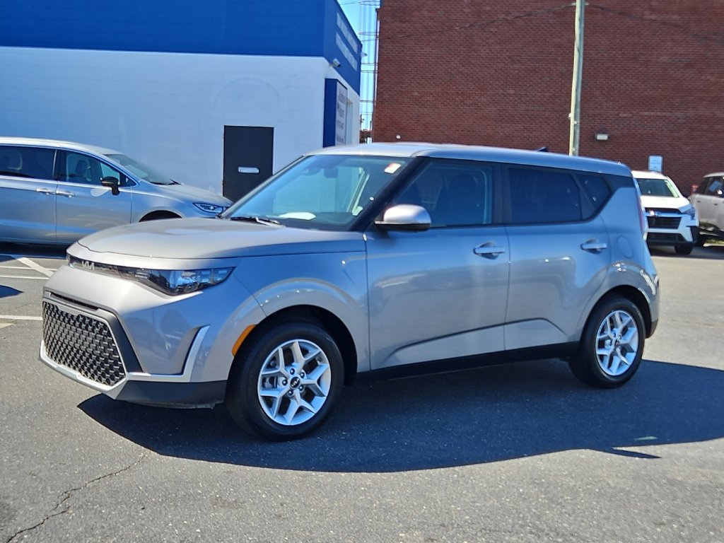 Used 2025 Kia Soul LX w/ LX Technology Package FWD image 3
