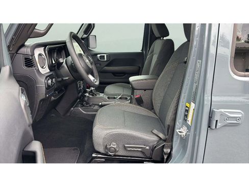 Used 2025 Jeep Wrangler Unlimited Sahara AWD/4WD image 11