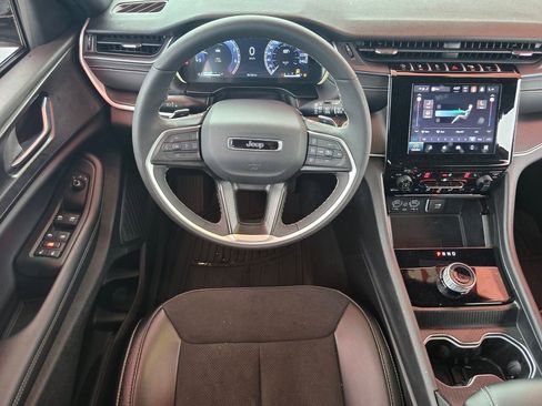 Used 2025 Jeep Grand Cherokee Altitude AWD/4WD image 13