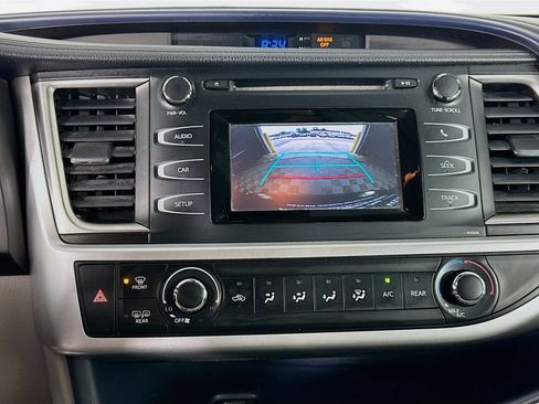 Used 2017 Toyota Highlander LE FWD image 13