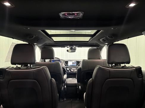 New 2027 Chrysler Pacifica Limited AWD/4WD image 10