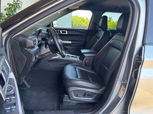 Used 2024 Ford Explorer XLT w/ Equipment Group 202A RWD image 39