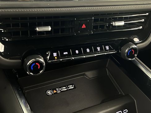 Used 2025 Chevrolet Suburban Z71 image 20