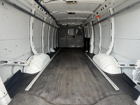 Used 2022 Chevrolet Express 3500 Extended w/ Driver Convenience Package RWD image 16