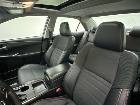 Used 2016 Toyota Camry SE w/ Moonroof Package FWD image 9