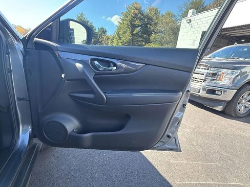 Used 2020 Nissan Rogue SV image 45