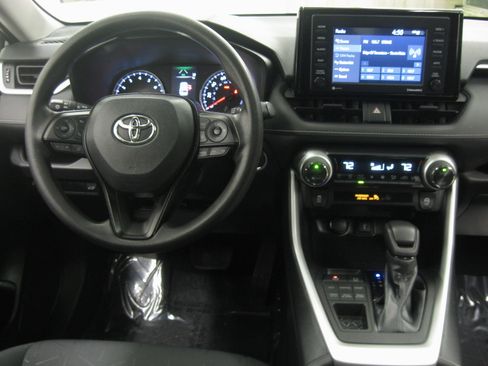 Used 2021 Toyota RAV4 XLE w/ Convenience Package image 2