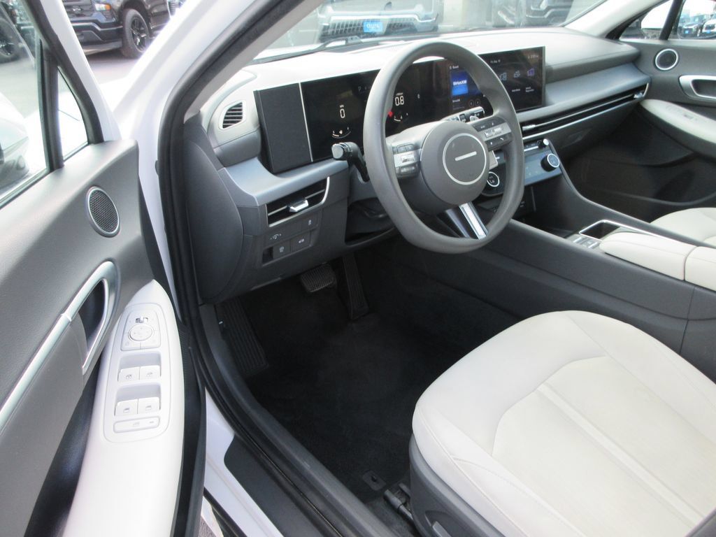 Used 2025 Hyundai Sonata SEL FWD image 10