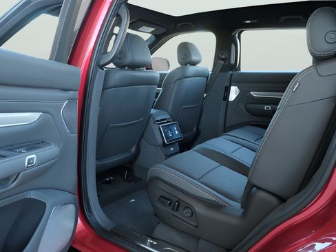 New 2024 VinFast VF 9 Plus AWD/4WD image 16
