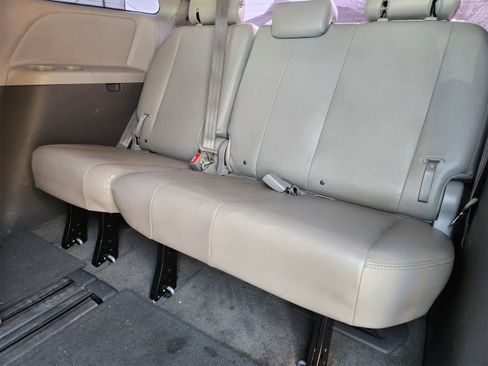 Used 2015 Toyota Sienna LE image 28