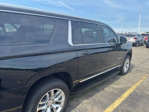 Used 2023 GMC Yukon XL SLT AWD/4WD image 13