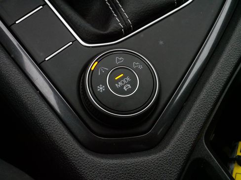 Certified 2023 Volkswagen Tiguan SE R-Line image 27