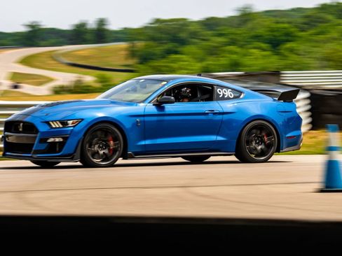 Used 2021 Ford Mustang Shelby GT500 w/ Carbon Fiber Track Pack RWD image 9
