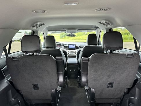 Used 2024 Ford Explorer XLT AWD/4WD image 10