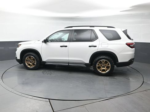 Used 2024 Honda Pilot TrailSport image 3