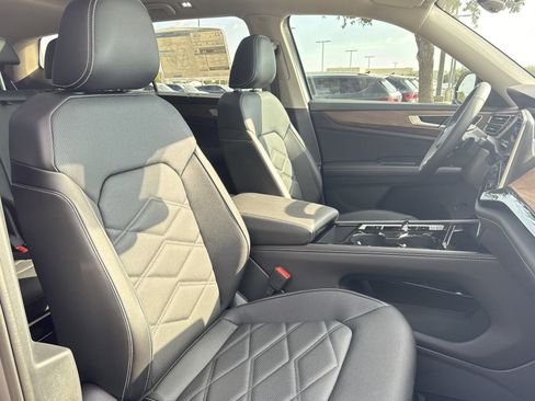 Used 2025 Volkswagen Atlas SE image 15