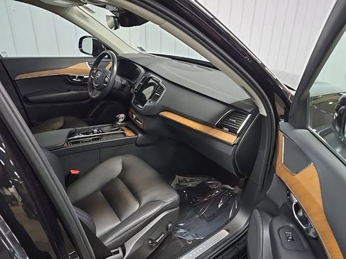 Used 2022 Volvo XC90 T6 Momentum w/ Advanced Package image 16
