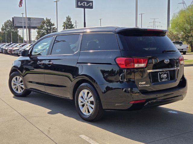 Used 2017 Kia Sedona LX w/ LX Essentials Premium Package FWD image 3