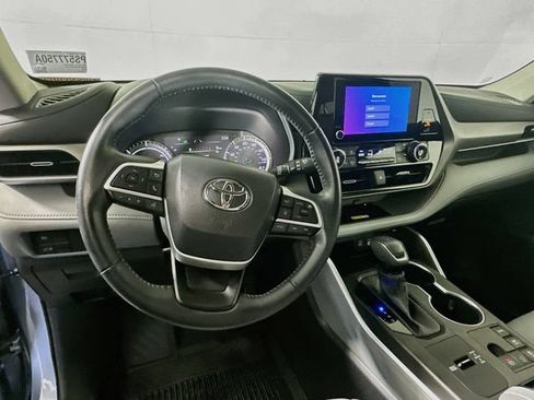 Used 2023 Toyota Highlander XLE AWD/4WD image 13