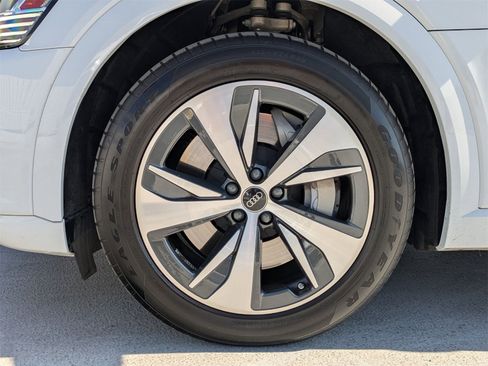 Used 2024 Audi Q8 e-tron Premium image 27