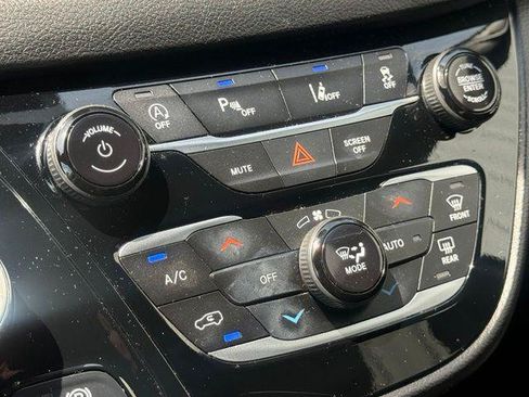 Used 2025 Chrysler Pacifica Select FWD image 14