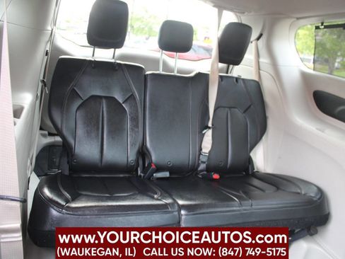 Used 2018 Chrysler Pacifica Touring-L image 18