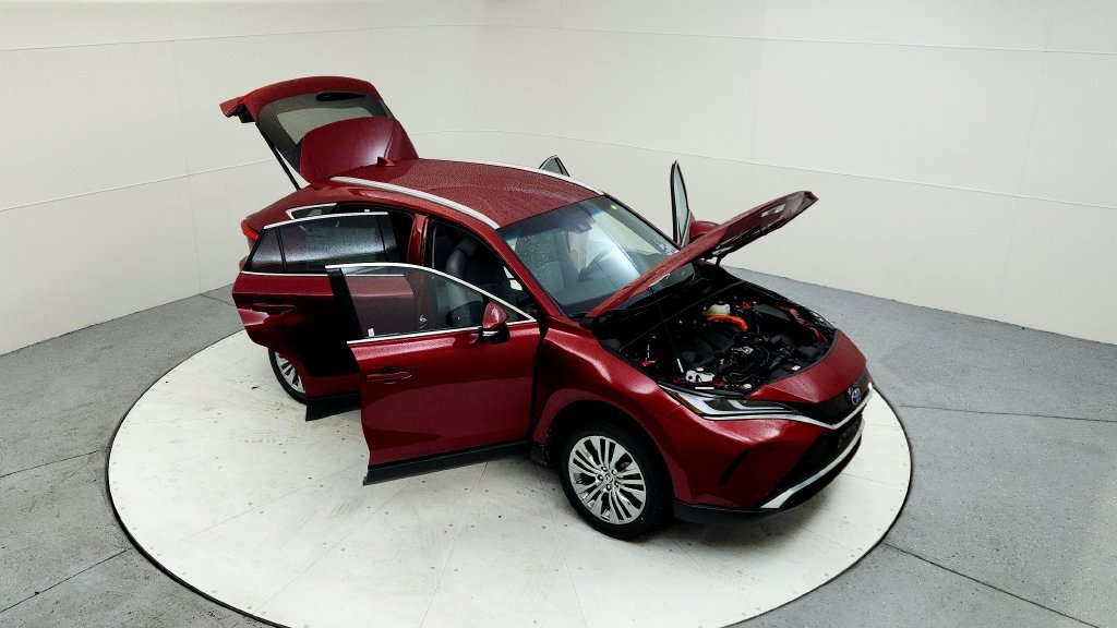 Certified 2024 Toyota Venza XLE AWD/4WD image 17