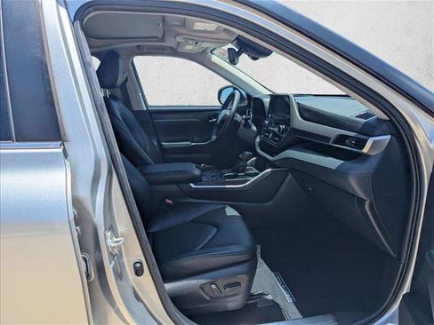 Used 2023 Toyota Highlander XLE FWD image 20