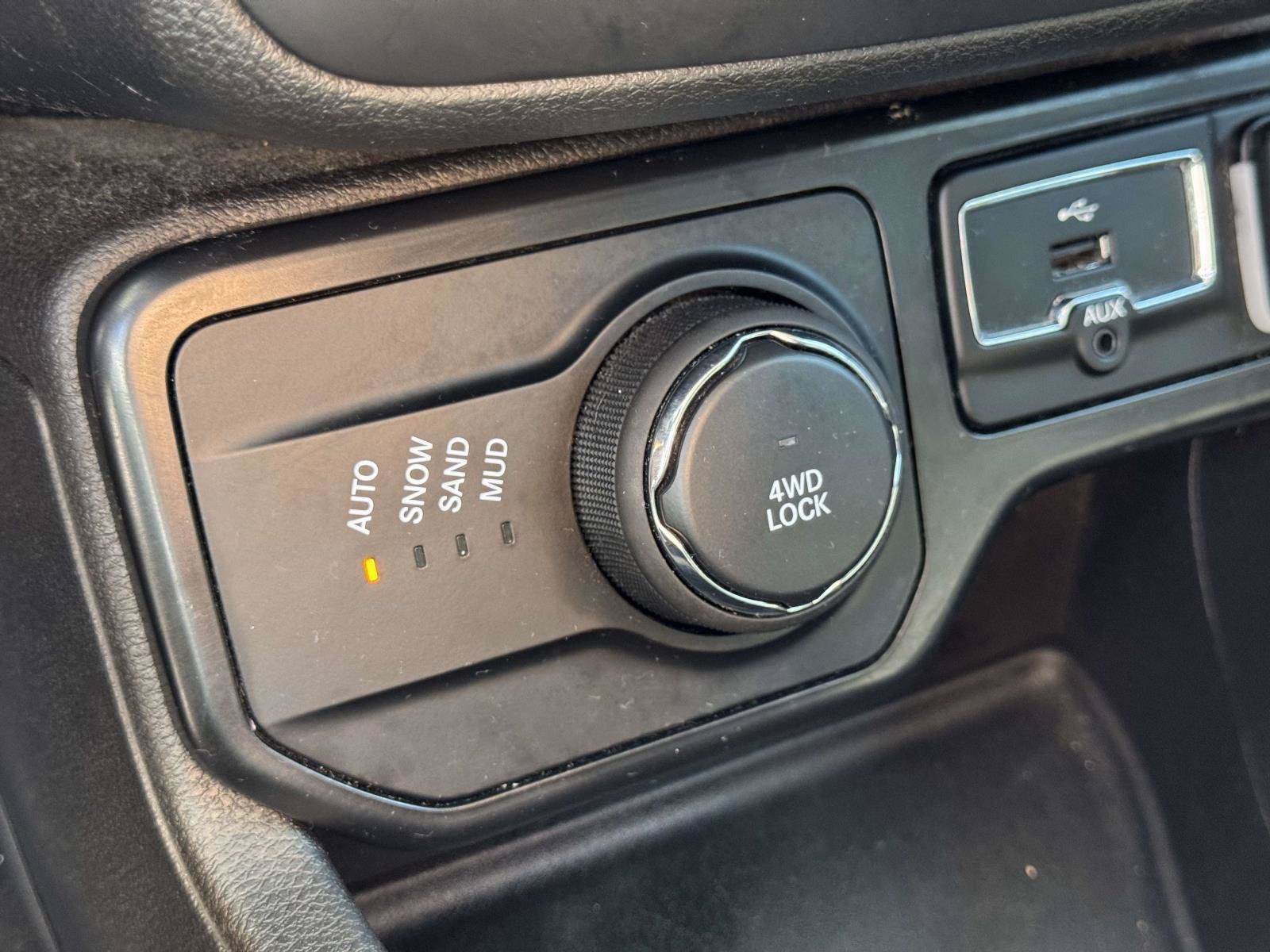 Used 2020 Jeep Renegade Latitude w/ UConnect 8.4 Nav Group AWD/4WD image 25